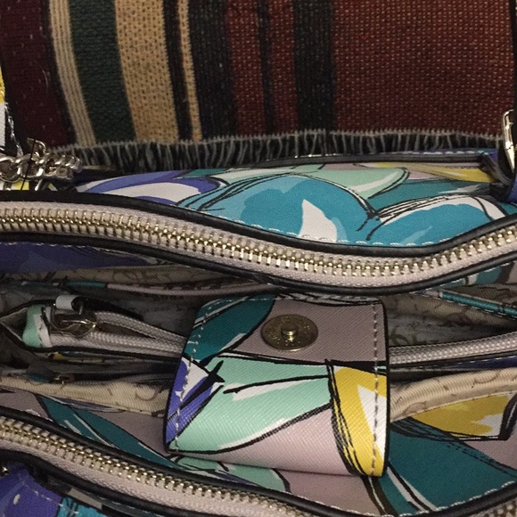 Beautiful Guess bag - Picture 3 of 4